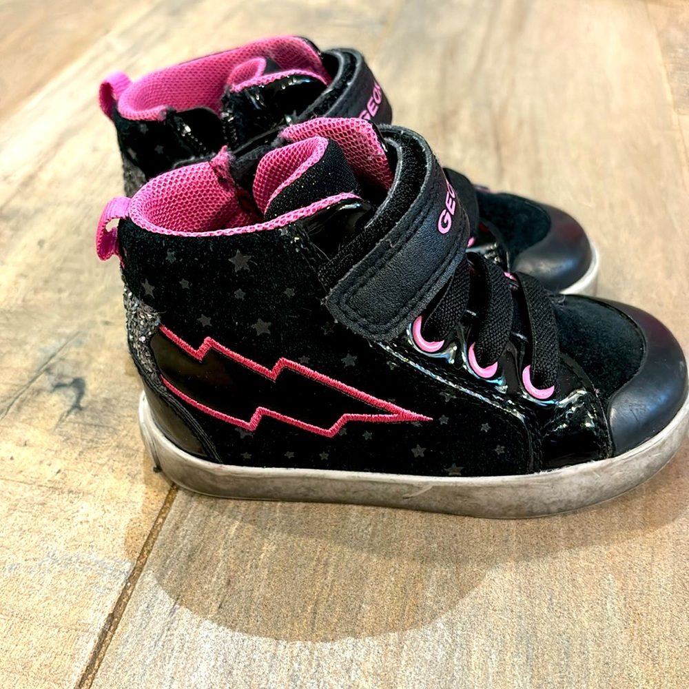 Geox Kilwi Sneaker. Worn but good condition. Size 5.5 US.